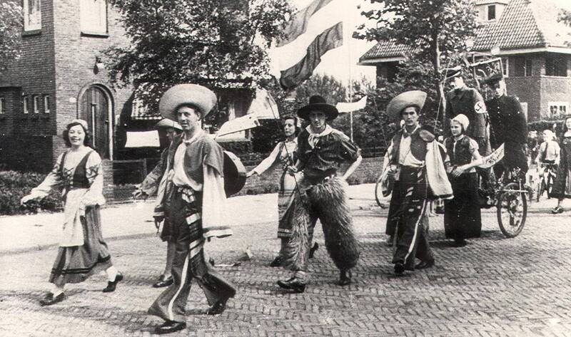 47juli1945bevrijdingsfeestenoptochtverbroederingonderdevolkeren